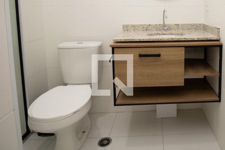 Banheiro, louça sanitária e armário  de kitnet/studio para alugar com 1 quarto, 24m² em Vila Olímpia, São Paulo