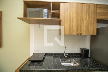 Cozinha, microondas, cooktop, pia  de kitnet/studio para alugar com 1 quarto, 24m² em Vila Olímpia, São Paulo