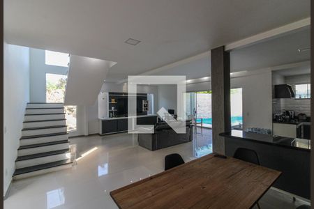 Sala de casa de condomínio à venda com 3 quartos, 250m² em Vargem Grande, Rio de Janeiro