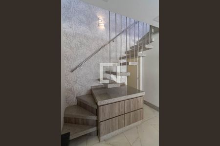 Escada de casa à venda com 3 quartos, 180m² em Castelo, Belo Horizonte