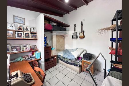 Casa à venda com 250m², 5 quartos e sem vagaSuíte 3 Fundos