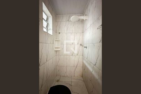 Banheiro de kitnet/studio para alugar com 1 quarto, 21m² em Vila Romero, São Paulo