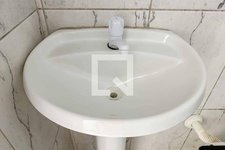 Banheiro de kitnet/studio para alugar com 1 quarto, 21m² em Vila Romero, São Paulo