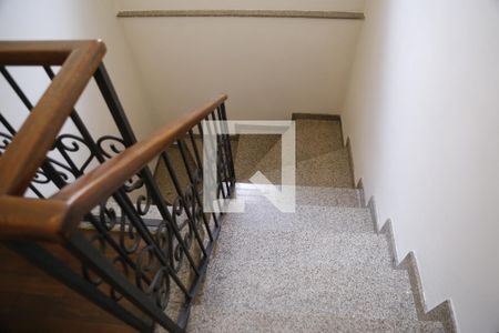 Casa à venda com 200m², 3 quartos e 3 vagasEscada