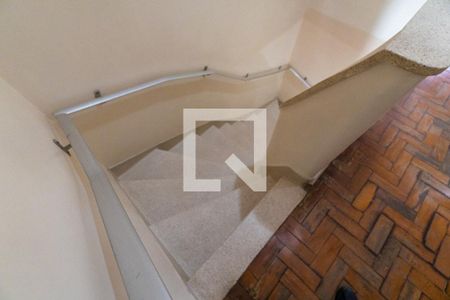 Casa à venda com 150m², 4 quartos e 2 vagasEscada