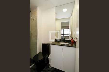 Banheiro de kitnet/studio para alugar com 1 quarto, 28m² em Pinheiros, São Paulo