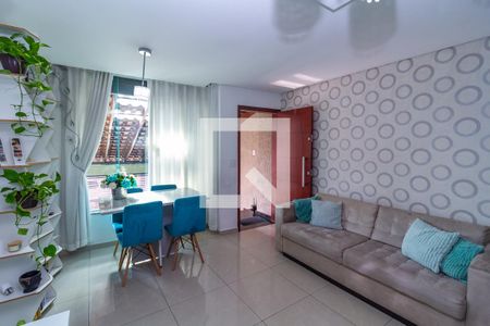 Sala de casa à venda com 3 quartos, 104m² em São Lucas, São Paulo