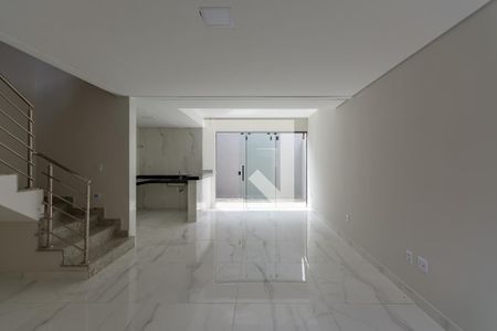 Sala de casa à venda com 3 quartos, 128m² em Santa Mônica, Belo Horizonte