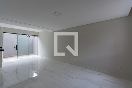 Sala de casa à venda com 3 quartos, 128m² em Santa Monica, Belo Horizonte