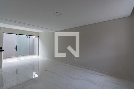 Sala de casa à venda com 3 quartos, 128m² em Santa Mônica, Belo Horizonte