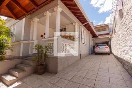 Casa para alugar com 328m², 5 quartos e 5 vagas Casa para alugar com 328m², 5 quartos e 5 vagasFachada