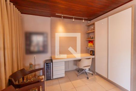 Casa para alugar com 328m², 5 quartos e 5 vagas Casa para alugar com 328m², 5 quartos e 5 vagasEscritório