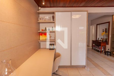 Casa para alugar com 328m², 5 quartos e 5 vagas Casa para alugar com 328m², 5 quartos e 5 vagasEscritório