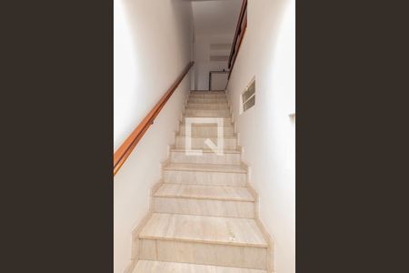 Casa para alugar com 328m², 5 quartos e 5 vagas Casa para alugar com 328m², 5 quartos e 5 vagasEscada