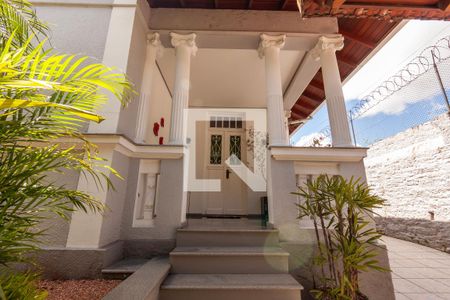 Casa para alugar com 328m², 5 quartos e 5 vagas Casa para alugar com 328m², 5 quartos e 5 vagasFachada