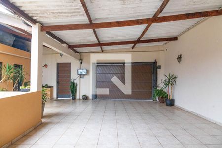 Casa à venda com 250m², 4 quartos e 4 vagas Casa à venda com 250m², 4 quartos e 4 vagasGaragem