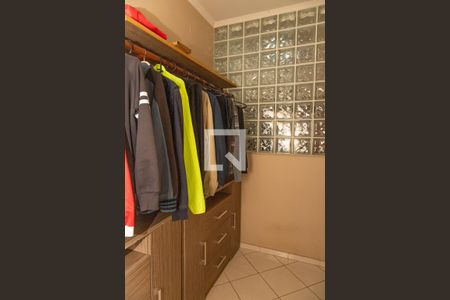 Casa à venda com 250m², 4 quartos e 4 vagas Casa à venda com 250m², 4 quartos e 4 vagasCasa 1 - closet da suíte 1