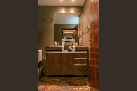 Casa à venda com 739m², 4 quartos e 6 vagasBanheiro 2