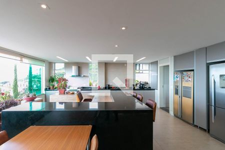 Casa à venda com 739m², 4 quartos e 6 vagasSala