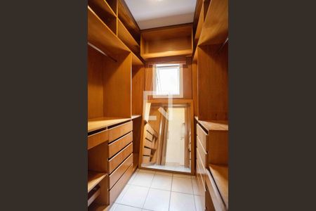 Casa à venda com 250m², 5 quartos e 4 vagasCloset da suíte