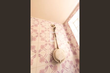 Banheiro Social de kitnet/studio para alugar com 1 quarto, 27m² em Rebouças, Curitiba