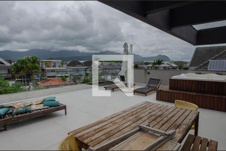 Casa de condomínio à venda com 380m², 4 quartos e 6 vagas Casa de condomínio à venda com 380m², 4 quartos e 6 vagasÁrea Externa