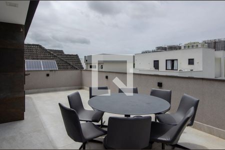 Casa de condomínio à venda com 380m², 4 quartos e 6 vagas Casa de condomínio à venda com 380m², 4 quartos e 6 vagasÁrea Externa