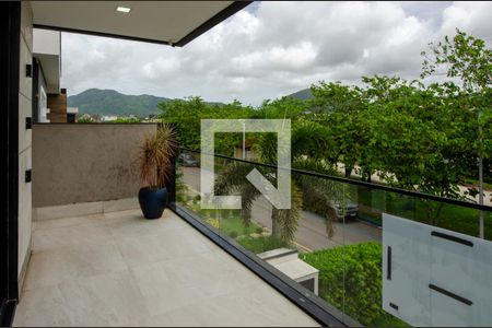 Casa de condomínio à venda com 380m², 4 quartos e 6 vagas Casa de condomínio à venda com 380m², 4 quartos e 6 vagasVaranda do Quarto 2