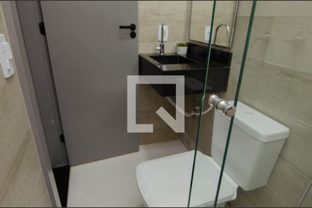 Casa de condomínio à venda com 380m², 4 quartos e 6 vagas Casa de condomínio à venda com 380m², 4 quartos e 6 vagasBanheiro Quarto 1