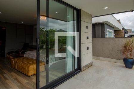 Casa de condomínio à venda com 380m², 4 quartos e 6 vagas Casa de condomínio à venda com 380m², 4 quartos e 6 vagasVaranda do Quarto 2