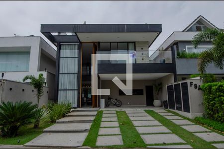 Casa de condomínio à venda com 380m², 4 quartos e 6 vagas Casa de condomínio à venda com 380m², 4 quartos e 6 vagasFachada