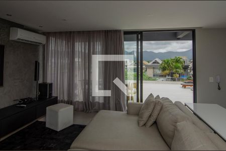 Casa de condomínio à venda com 380m², 4 quartos e 6 vagas Casa de condomínio à venda com 380m², 4 quartos e 6 vagasSala