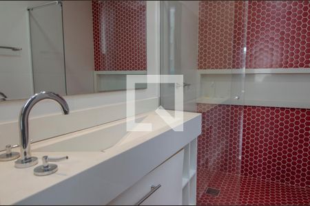 Casa de condomínio à venda com 380m², 4 quartos e 6 vagas Casa de condomínio à venda com 380m², 4 quartos e 6 vagasBanheiro Quarto 4