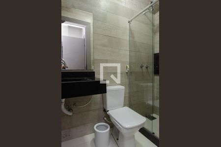 Casa de condomínio à venda com 380m², 4 quartos e 6 vagas Casa de condomínio à venda com 380m², 4 quartos e 6 vagasBanheiro Quarto 1