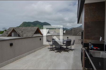 Casa de condomínio à venda com 380m², 4 quartos e 6 vagas Casa de condomínio à venda com 380m², 4 quartos e 6 vagasÁrea Externa