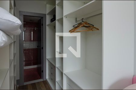 Casa de condomínio à venda com 380m², 4 quartos e 6 vagas Casa de condomínio à venda com 380m², 4 quartos e 6 vagasCloset Quarto 4