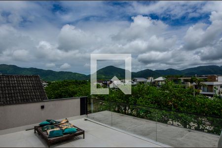 Casa de condomínio à venda com 380m², 4 quartos e 6 vagas Casa de condomínio à venda com 380m², 4 quartos e 6 vagasÁrea Externa