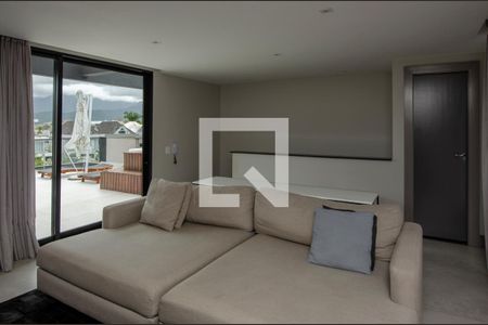 Casa de condomínio à venda com 380m², 4 quartos e 6 vagas Casa de condomínio à venda com 380m², 4 quartos e 6 vagasSala