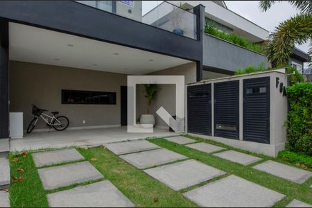 Casa de condomínio à venda com 380m², 4 quartos e 6 vagas Casa de condomínio à venda com 380m², 4 quartos e 6 vagasÁrea Externa