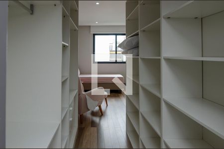 Casa de condomínio à venda com 380m², 4 quartos e 6 vagas Casa de condomínio à venda com 380m², 4 quartos e 6 vagasCloset Quarto 4