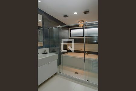 Casa de condomínio à venda com 380m², 4 quartos e 6 vagas Casa de condomínio à venda com 380m², 4 quartos e 6 vagasBanheiro do Quarto 2