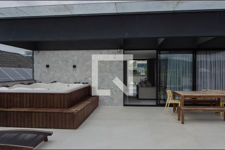 Casa de condomínio à venda com 380m², 4 quartos e 6 vagas Casa de condomínio à venda com 380m², 4 quartos e 6 vagasÁrea Externa