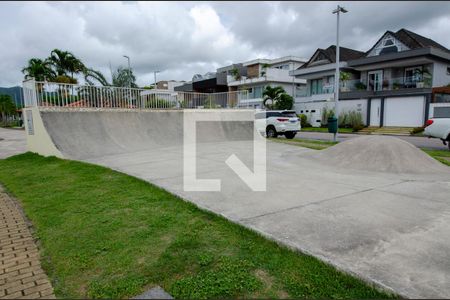 Casa de condomínio à venda com 380m², 4 quartos e 6 vagas Casa de condomínio à venda com 380m², 4 quartos e 6 vagasÁrea Externa