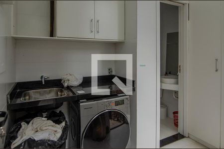 Casa de condomínio à venda com 380m², 4 quartos e 6 vagas Casa de condomínio à venda com 380m², 4 quartos e 6 vagasÁrea de serviço