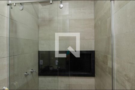 Casa de condomínio à venda com 380m², 4 quartos e 6 vagas Casa de condomínio à venda com 380m², 4 quartos e 6 vagasBanheiro Quarto 1