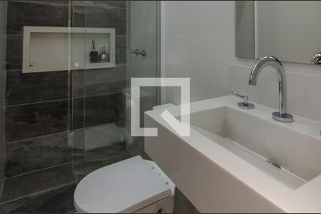 Casa de condomínio à venda com 380m², 4 quartos e 6 vagas Casa de condomínio à venda com 380m², 4 quartos e 6 vagasBanheiro Social