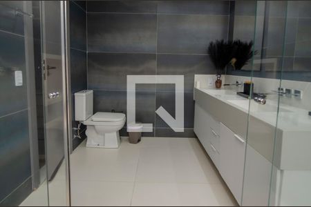 Casa de condomínio à venda com 380m², 4 quartos e 6 vagas Casa de condomínio à venda com 380m², 4 quartos e 6 vagasBanheiro do Quarto 2