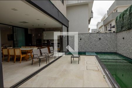 Casa de condomínio à venda com 380m², 4 quartos e 6 vagas Casa de condomínio à venda com 380m², 4 quartos e 6 vagasÁrea Externa