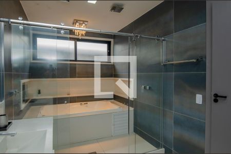 Casa de condomínio à venda com 380m², 4 quartos e 6 vagas Casa de condomínio à venda com 380m², 4 quartos e 6 vagasBanheiro do Quarto 2