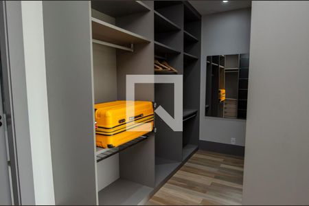 Casa de condomínio à venda com 380m², 4 quartos e 6 vagas Casa de condomínio à venda com 380m², 4 quartos e 6 vagasCloset do quarto 2